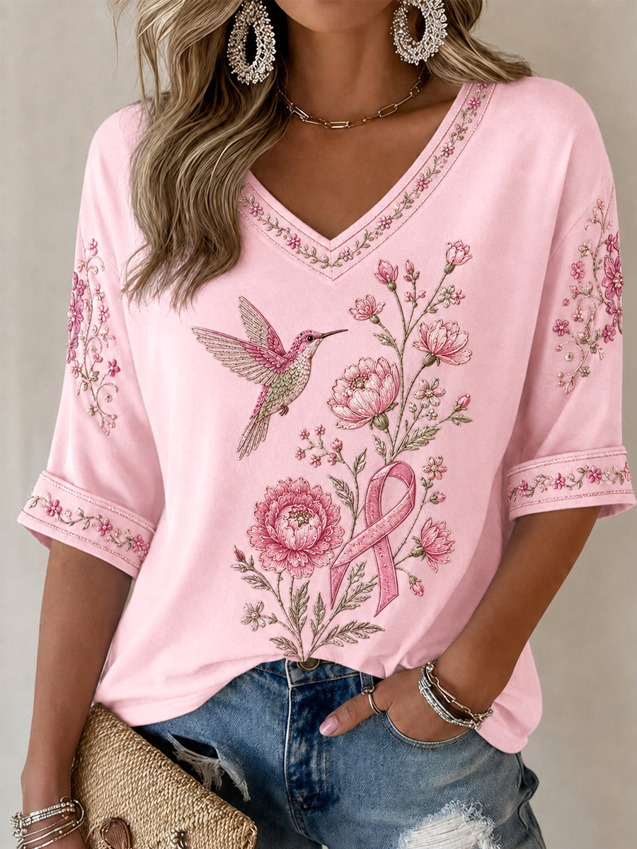 Camiseta con cuello en V y media mangas de la ayuda de la conciencia del cáncer de pecho de la impresión floral y del colibrí de las mujeres