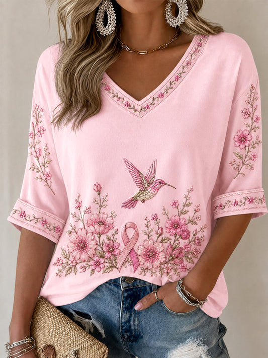 Camiseta de media manga con cuello en V, diseño floral rosa y colibríes, para concienciar sobre el cáncer de mama