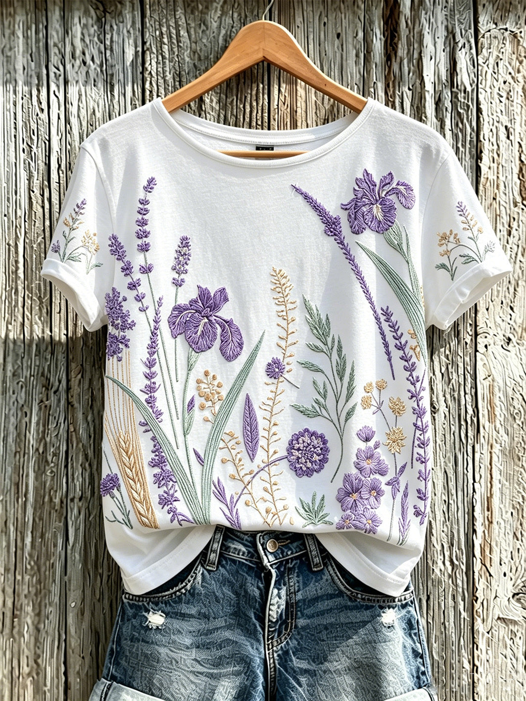 El patrón púrpura de la flor de la planta de las mujeres imprimió la camiseta ocasional