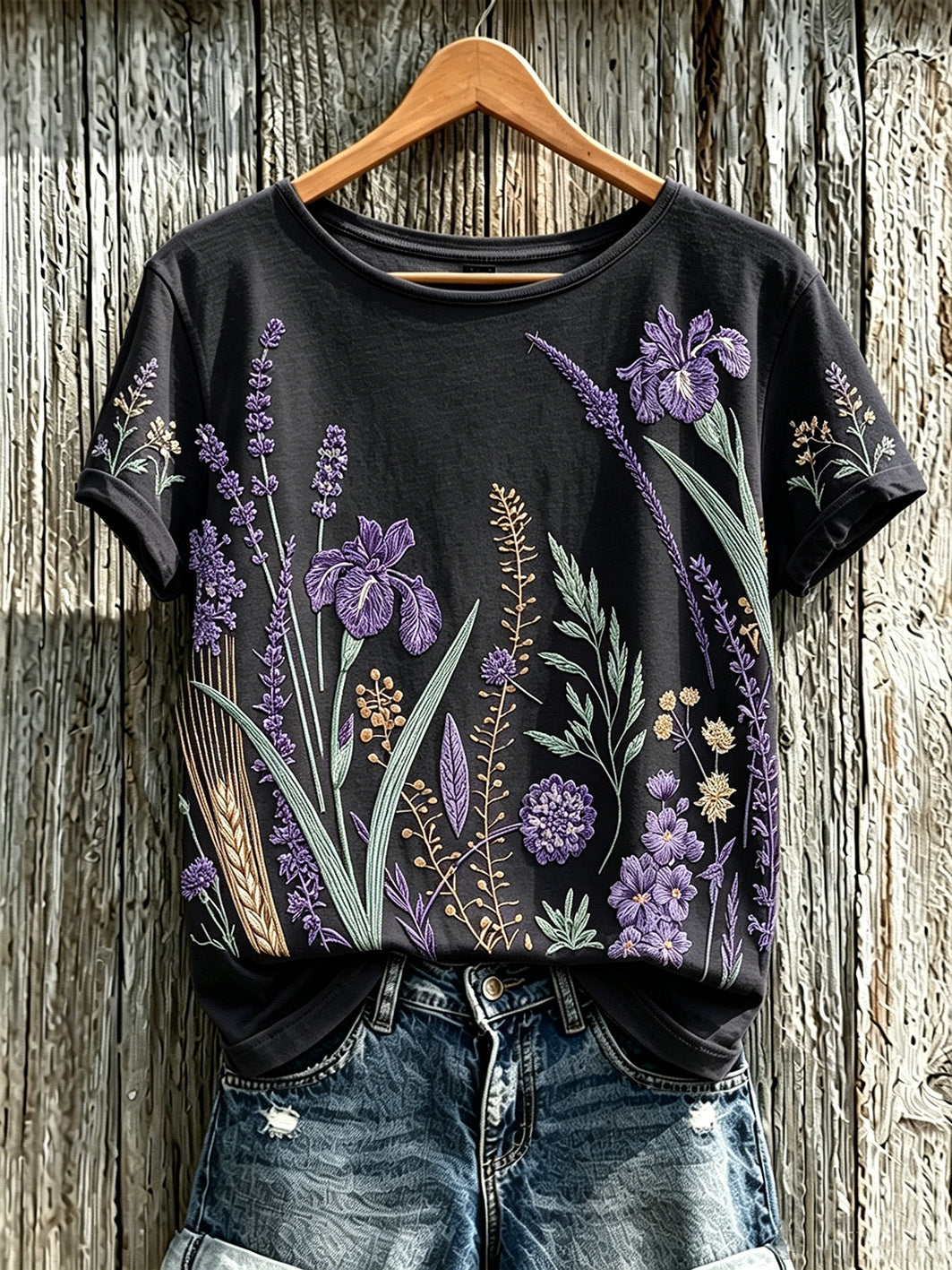 El patrón púrpura de la flor de la planta de las mujeres imprimió la camiseta ocasional
