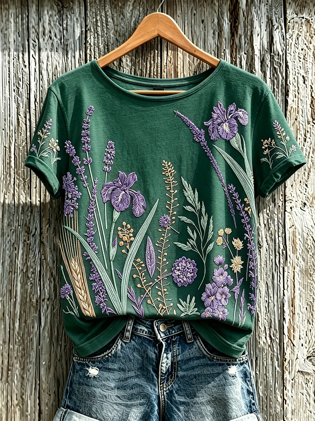 El patrón púrpura de la flor de la planta de las mujeres imprimió la camiseta ocasional