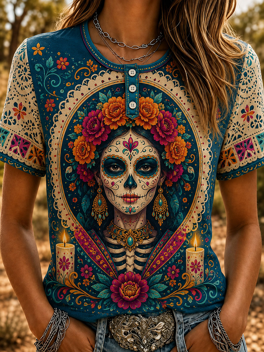 Camiseta con estampado artístico de elementos culturales mexicanos del Día de los Muertos para mujer