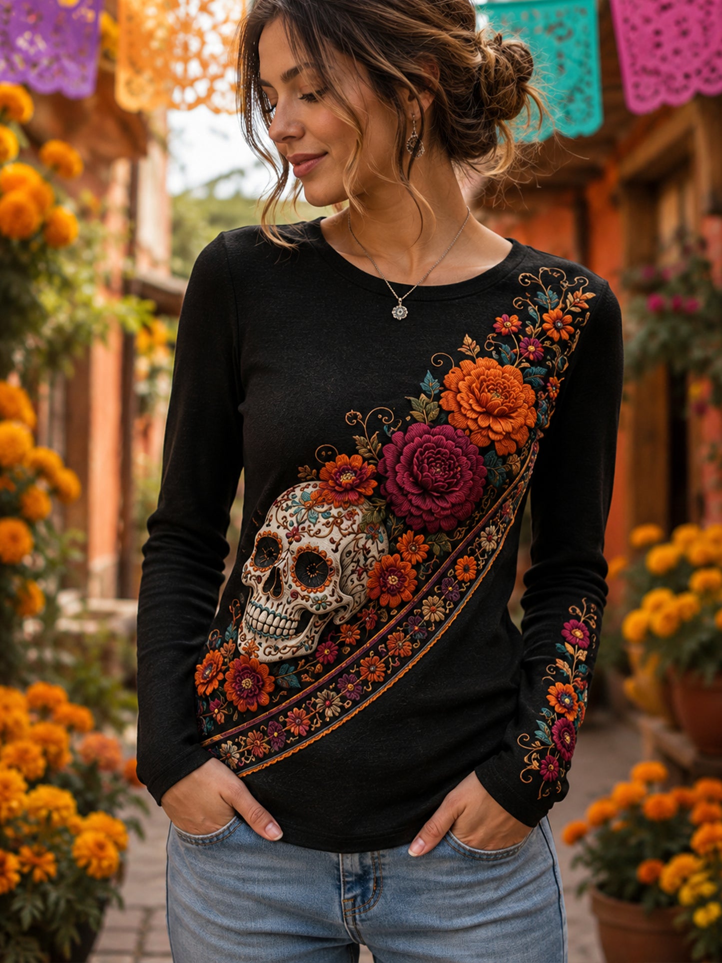 Camiseta con estampado artístico de elementos culturales mexicanos del Día de los Muertos para mujer
