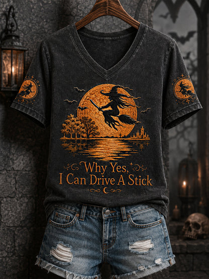 Camiseta informal con cuello en V y estampado divertido para Halloween: «Mujer bruja: ¡Sí, en realidad sé conducir un coche de marchas»