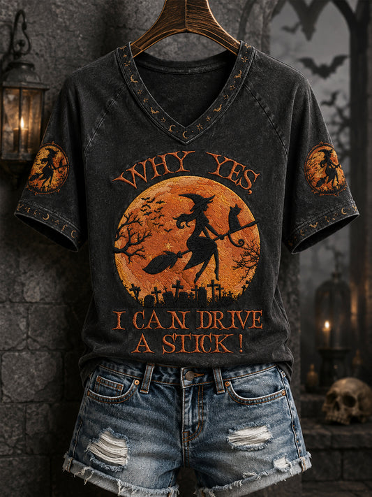 Camiseta informal de cuello en V con estampado divertido para Halloween: “Sí, en realidad sí sé conducir un coche manual” para mujer