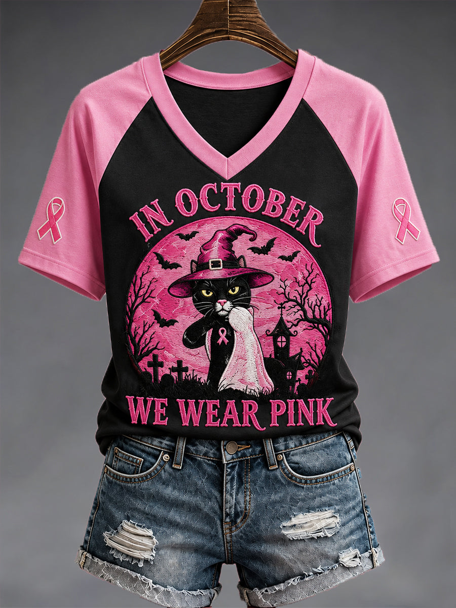 Camiseta de mujer con cuello en V, diseño de gato negro de Halloween y mensaje de apoyo a la concienciación sobre el cáncer de mama, con estampado en tonos rosados para octubre