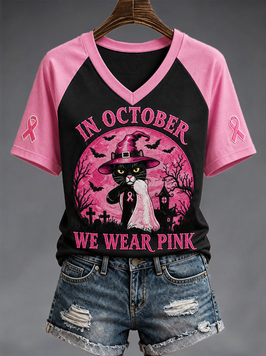 Camiseta de mujer con cuello en V, diseño de gato negro de Halloween y mensaje de apoyo a la concienciación sobre el cáncer de mama, con estampado en tonos rosados para octubre