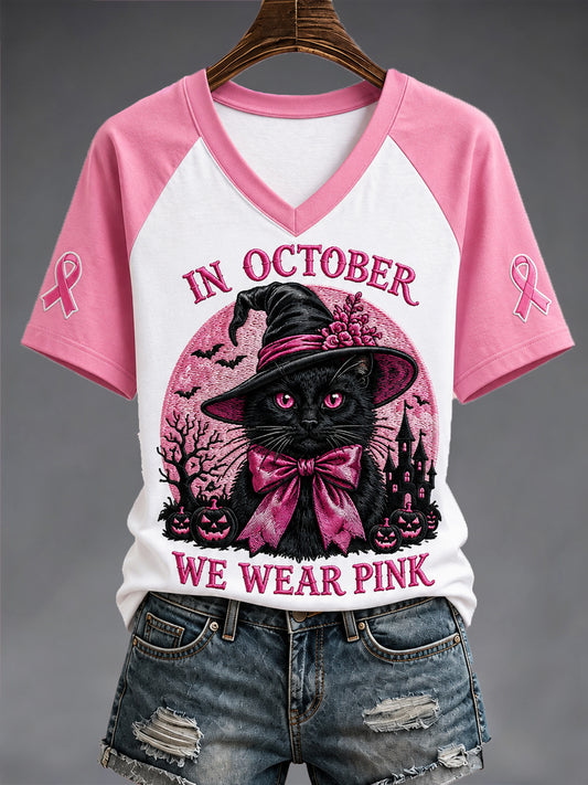 Las mujeres en octubre nos ponemos rosa de Halloween gato negro impresión de la conciencia del cáncer de mama apoyo camiseta con cuello en V