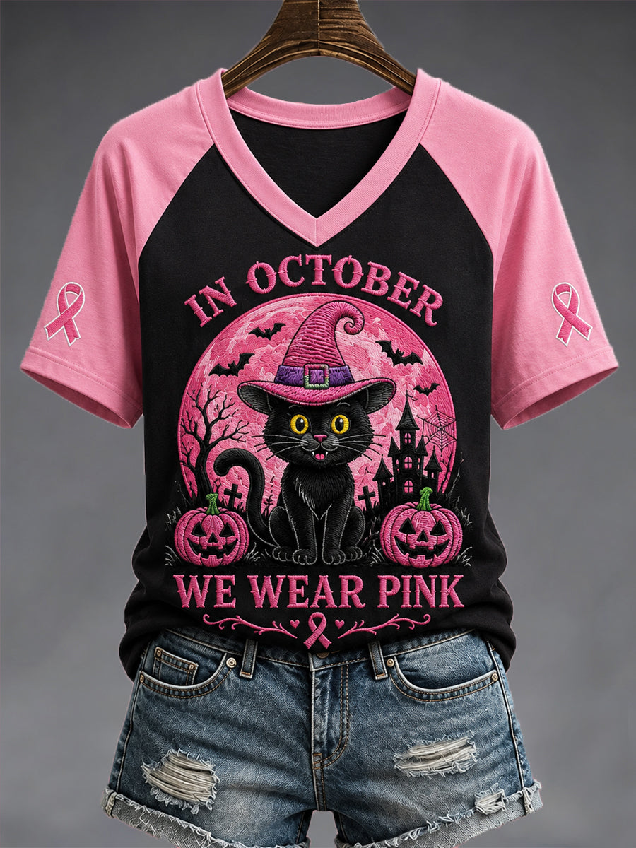 Camiseta de mujer con cuello en V, diseño de gato negro de Halloween y mensaje de apoyo a la concienciación sobre el cáncer de mama, con estampado en tonos rosados para octubre