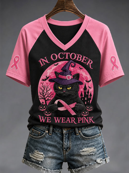 Camiseta de mujer con cuello en V, diseño de gato negro de Halloween y mensaje de apoyo a la concienciación sobre el cáncer de mama, con estampado en tonos rosados para octubre