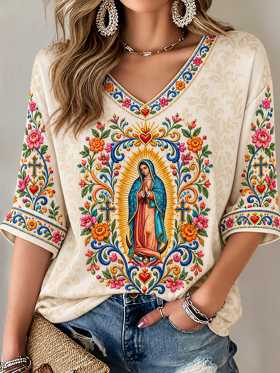 Camiseta estampada de manga media con cuello en V, festividad de Nuestra Señora de Guadalupe para mujer